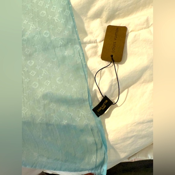 Luis Vuitton’s scarf - Picture 1 of 4
